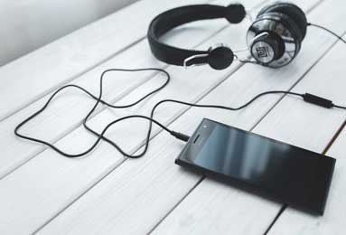 华体会网站-半场两双！杨瀚森打得挺开心 离场前对着球迷微微一笑