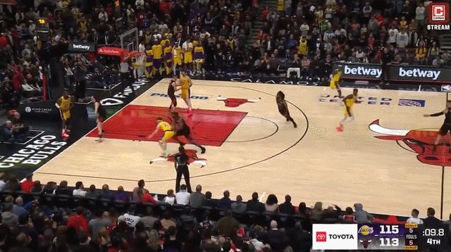 连犯大错葬送比赛！湖人名宿炮轰詹姆斯：你在搞啥？