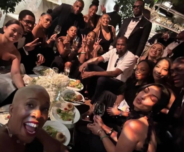 华体会体育-比尔婚礼现场十几位女性围着杜兰特合照 KD十分冷酷&amp;面无表情