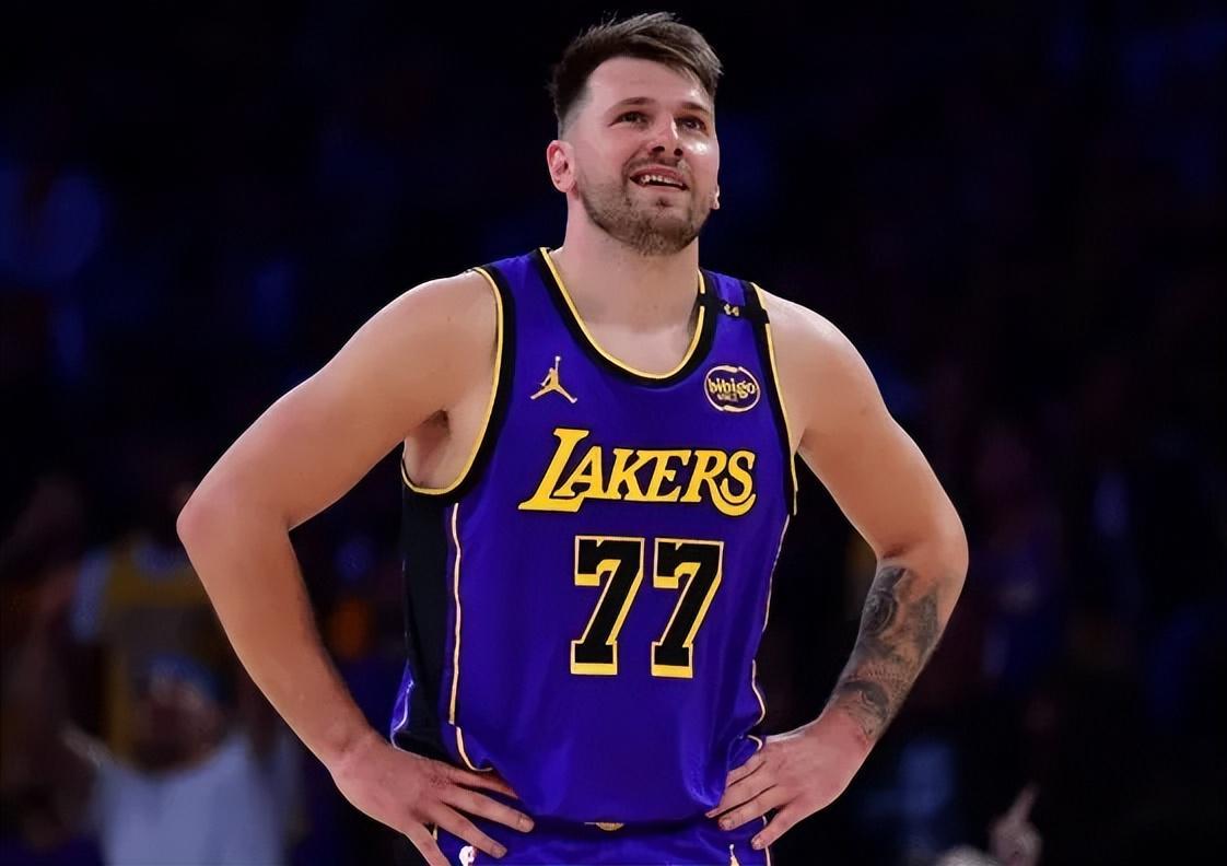 华体会-湖人惨败国王！东契奇空砍42分，詹姆斯艾顿效果不佳，众配角打铁