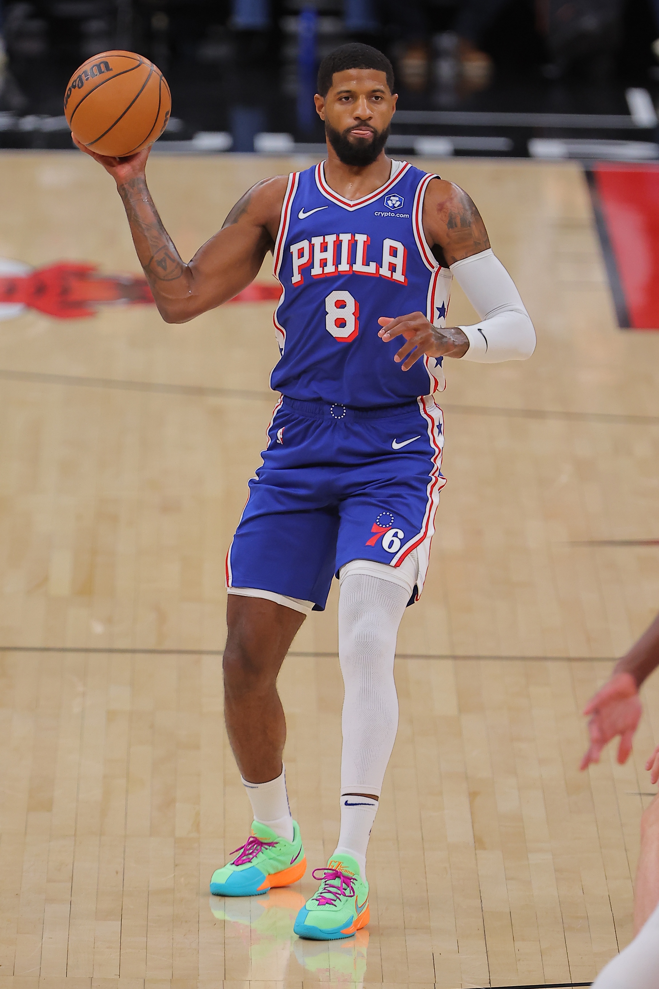 华体会网站-出手不多！乔治上半场6中3得8分1板1助2断 三分4中2